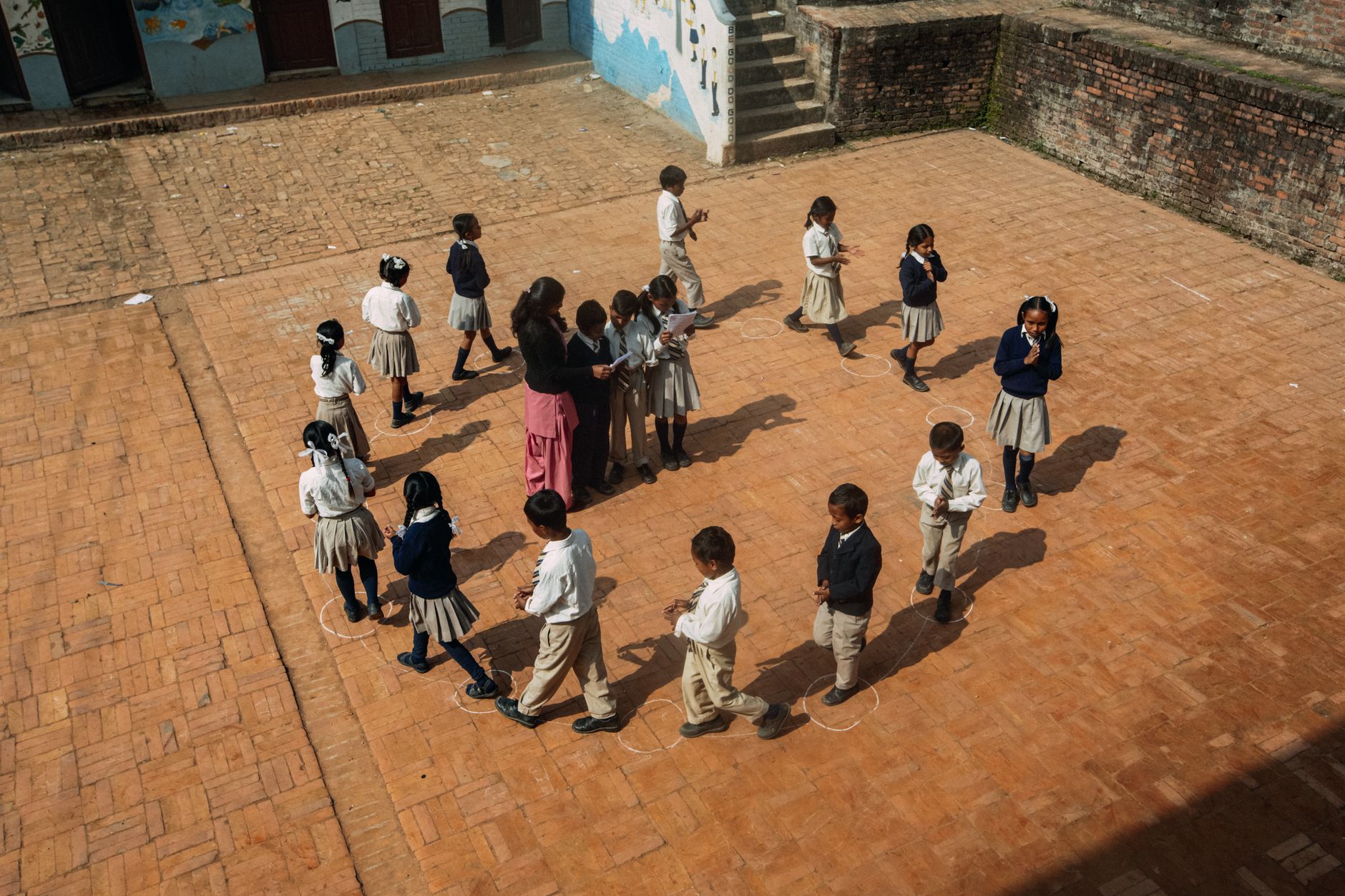 Cour d'école végétalisée avec arbres et revêtements perméables